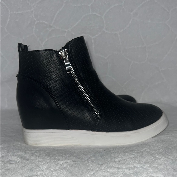 Journee Collection Women’s Black and White Sneakers for Effortless Style SZ 7.5 - Picture 5 of 8